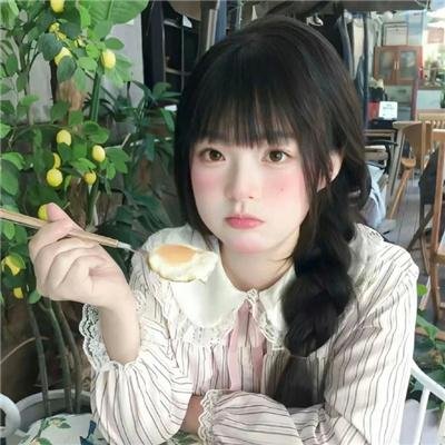 随盲柳入眠的女人
